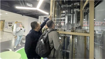 オフィスにミニエレベーターが到着しました